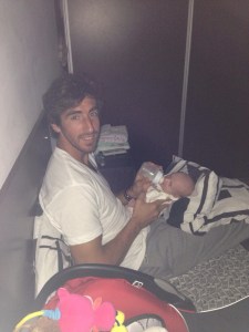 Cuevas dando mamadera